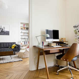 Idée de décoration pour un bureau design de taille moyenne avec un mur blanc, un sol en bois brun, un bureau indépendant et aucune cheminée.