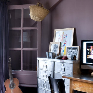 Cette photo montre un bureau éclectique avec un mur violet, moquette et un bureau indépendant.