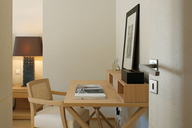 Cette photo montre un bureau tendance de taille moyenne avec un mur beige et un bureau indépendant.