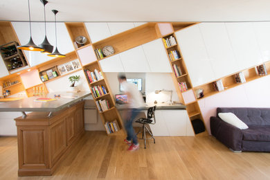 Cette image montre un bureau design avec un sol en bois brun, un bureau intégré et un sol marron.