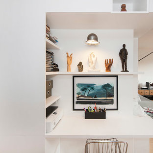 Aménagement d'un petit bureau contemporain avec un mur blanc, un sol en bois clair, aucune cheminée et un bureau intégré.