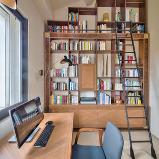 Cette photo montre un bureau tendance avec un mur beige, un bureau indépendant, un sol beige et un plafond voûté.