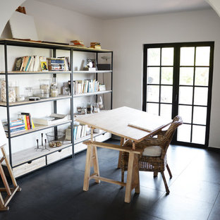 Aménagement d'un bureau méditerranéen de type studio avec un mur blanc et un bureau indépendant.