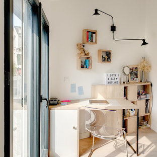 Idées déco pour un bureau contemporain avec un mur blanc, un sol en bois clair, un bureau indépendant et un sol beige.