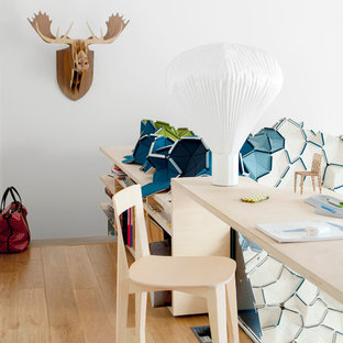 Idée de décoration pour un bureau design de taille moyenne avec un mur blanc et un sol en bois brun.