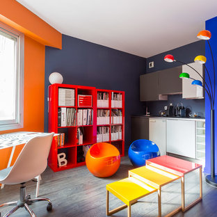 Réalisation d'un bureau design de taille moyenne avec un mur multicolore, un bureau indépendant, un sol gris et un sol en bois brun.