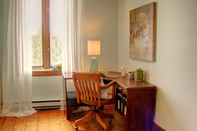 モントリオールにある低価格の中くらいなカントリー風のおしゃれな書斎 (青い壁、無垢フローリング、暖炉なし、造り付け机) の写真