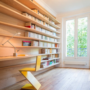 Aménagement d'un bureau contemporain de taille moyenne avec un mur blanc, un sol en bois brun et un bureau intégré.