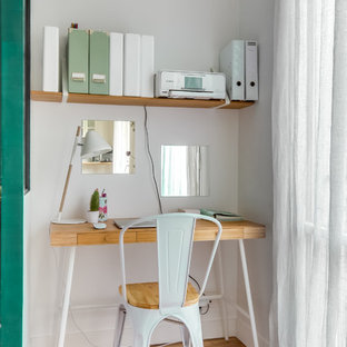 Cette photo montre un bureau tendance avec un mur blanc, un sol en bois clair, un bureau indépendant et un sol beige.