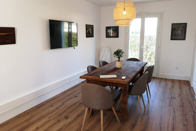 Cette image montre une salle à manger traditionnelle avec un mur blanc, parquet foncé, aucune cheminée et un sol marron.