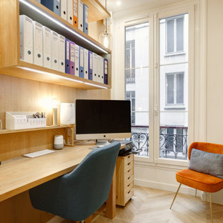 Cette image montre un bureau design.