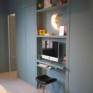 Inspiration pour un petit bureau design avec un bureau intégré et un mur gris.