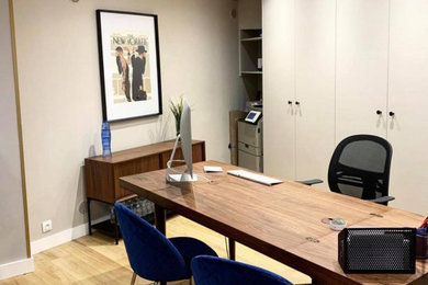 Idées déco pour un bureau contemporain de taille moyenne avec un mur beige, parquet clair, aucune cheminée, un bureau indépendant et un sol beige.