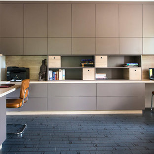 Réalisation d'un bureau design de taille moyenne avec un mur blanc, sol en stratifié, un bureau intégré et un sol gris.