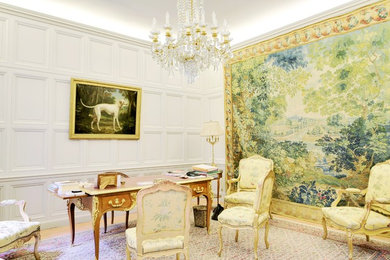 Foto de despacho tradicional grande con paredes blancas, suelo de madera clara, escritorio independiente y suelo beige