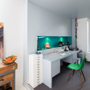 Aménagement d'un bureau contemporain avec un bureau indépendant.