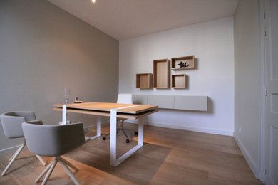 Design ideas for a contemporary home office in Nantes.