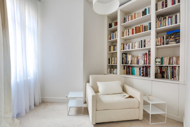 Aménagement d'un bureau classique de taille moyenne avec une bibliothèque ou un coin lecture, un mur blanc et moquette.