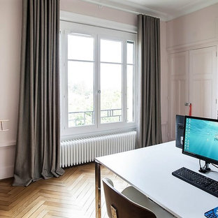 Idéer för mellanstora vintage hemmabibliotek, med rosa väggar, ljust trägolv, en standard öppen spis, en spiselkrans i sten, ett fristående skrivbord och beiget golv