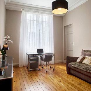 Inspiration pour un bureau design de taille moyenne avec un mur beige, un sol en bois brun et un bureau indépendant.