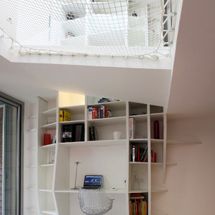 Inspiration pour un bureau design de taille moyenne avec un bureau intégré et un mur blanc.