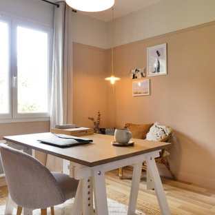 Mittelgroßes Maritimes Arbeitszimmer mit Arbeitsplatz, rosa Wandfarbe, hellem Holzboden, freistehendem Schreibtisch und braunem Boden in Nantes