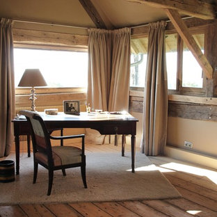 Cette photo montre un bureau montagne avec un mur beige et un bureau indépendant.