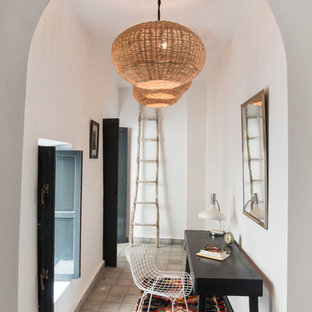 Idée de décoration pour un bureau méditerranéen avec un mur blanc, un bureau indépendant et un sol gris.