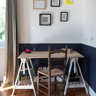 Aménagement d'un petit bureau scandinave avec un mur blanc, un sol en bois brun et un bureau indépendant.