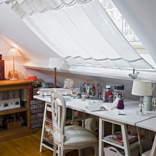 Exemple d'un bureau atelier romantique de taille moyenne avec un mur blanc, un sol en bois brun et un bureau indépendant.