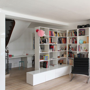 Idée de décoration pour un bureau bohème de taille moyenne avec un mur blanc, un sol en bois brun, une cheminée standard, un manteau de cheminée en pierre et un bureau indépendant.