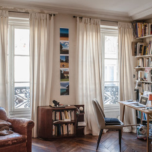 Réalisation d'un bureau bohème avec un mur beige, un sol en bois foncé, un bureau indépendant et un sol marron.
