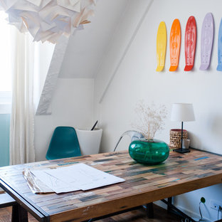 Idées déco pour un bureau contemporain de type studio avec un mur blanc, un sol en bois foncé, un bureau indépendant et un sol marron.