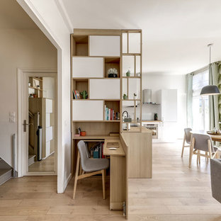 Réalisation d'un bureau nordique de taille moyenne avec un mur blanc, un sol en bois clair, aucune cheminée, un bureau intégré et un sol beige.