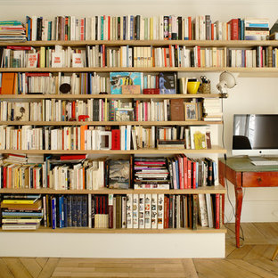 Exemple d'un bureau tendance de taille moyenne avec un mur beige, un sol en bois clair, un bureau indépendant et un sol beige.