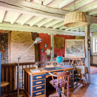Idées déco pour un bureau campagne avec un sol en bois brun, un bureau indépendant et un sol marron.