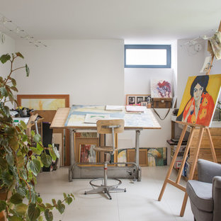 Inspiration pour un bureau urbain de taille moyenne et de type studio avec un mur blanc, un sol en carrelage de céramique, aucune cheminée et un bureau indépendant.