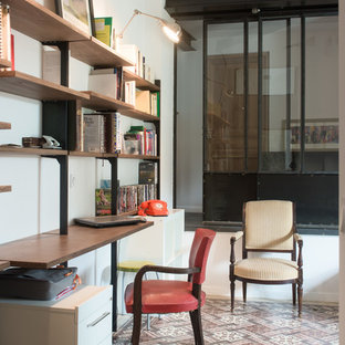 Industrial Arbeitszimmer ohne Kamin mit Arbeitsplatz, weißer Wandfarbe, Keramikboden und Einbau-Schreibtisch in Montpellier