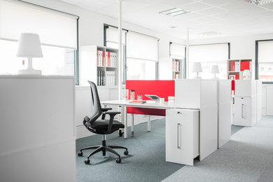 Imagen de despacho actual extra grande sin chimenea con paredes blancas, moqueta y escritorio independiente