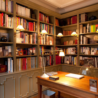 Idée de décoration pour un bureau tradition de taille moyenne avec un bureau indépendant et un sol en bois brun.