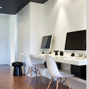 Idée de décoration pour un bureau design de taille moyenne avec un mur blanc, un sol en bois foncé, aucune cheminée et un bureau intégré.