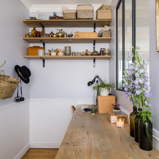 Idée de décoration pour un petit bureau nordique avec un mur gris, un sol en bois brun, aucune cheminée et un bureau indépendant.
