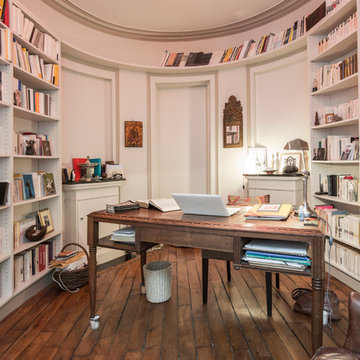 Un bureau à domicile classique dans l'appartement d'une écrivaine