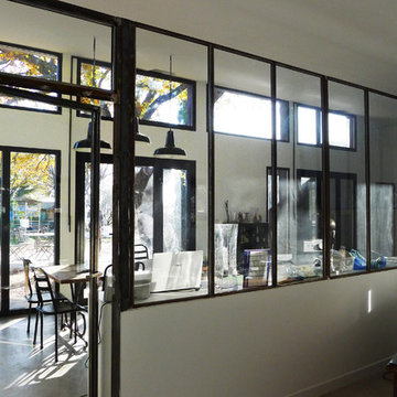 un bureau à domicile dans un esprit atelier avec des grandes verrières en acier