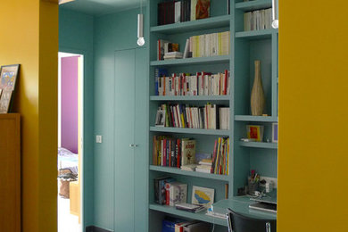 Modelo de despacho retro pequeño sin chimenea con paredes azules, suelo de baldosas de cerámica y escritorio empotrado