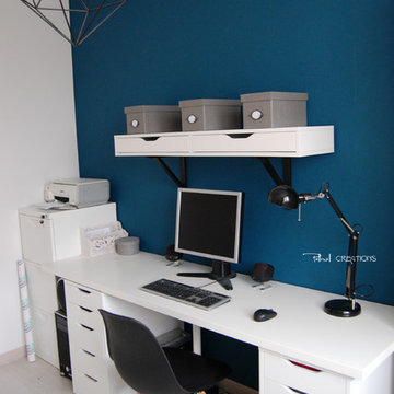 Un bureau bleu canard fonctionnel et lumineux