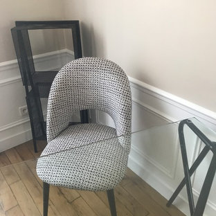 Idéer för att renovera ett mellanstort tropiskt hemmabibliotek, med beige väggar, ljust trägolv, en standard öppen spis, en spiselkrans i trä och brunt golv