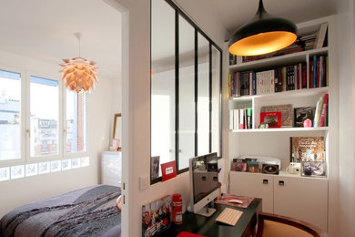 Small contemporary study in Paris with white walls, light hardwood flooring and a freestanding desk.