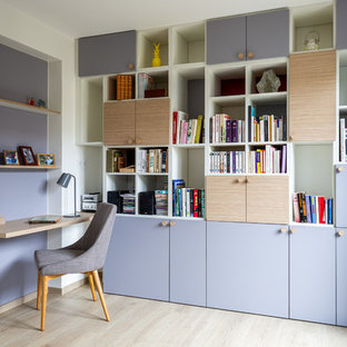 Idées déco pour un bureau contemporain avec un mur blanc, un sol en bois clair, aucune cheminée, un bureau intégré et un sol beige.