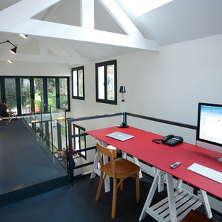 Cette photo montre un bureau tendance de taille moyenne avec un mur blanc et un bureau indépendant.